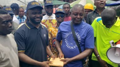 Yiadom Boakye Emmanuel (2nd left), former NUGS President presenting the cash to a leader of the United Traders Association at Bluelight Market