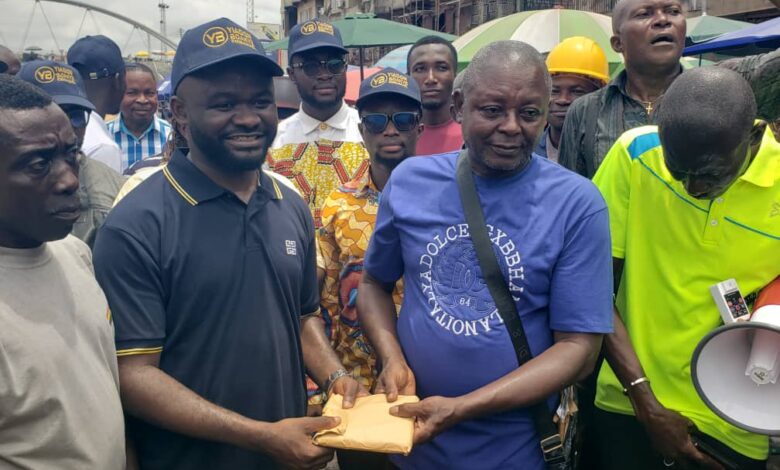 Yiadom Boakye Emmanuel (2nd left), former NUGS President presenting the cash to a leader of the United Traders Association at Bluelight Market