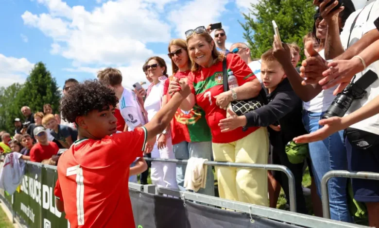 Dolores Aveiro congratulated grandson Ronaldo Jr after the game