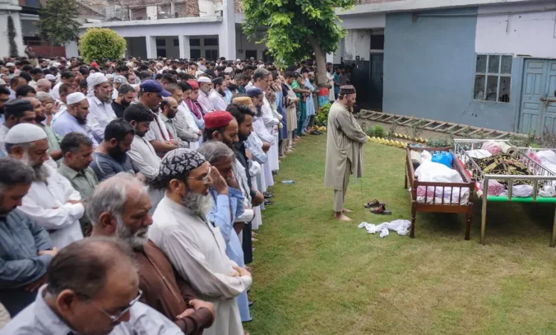 Residents and relatives offer funeral prayers for the victims who died in flash floods in Sialkot, i... Read more at: https://english.mathrubhumi.com/news/world/pakistan-floods-46-dead-including-13-family-members-as-monsoon-rains-batter-nation-video-c4xu39rn