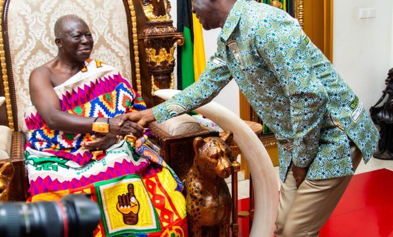 Prof Eric Kwesi Ofori, Vice Chancellor of GCU in a hand shake with the Asantehene Otumfuo Osei Tutu II