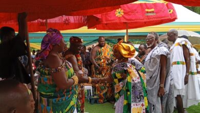 Oyiakekyere Nana Ansah Kwao IV, Akwamu-Adumasahene exchanging pleasantry with Okuapehemaa