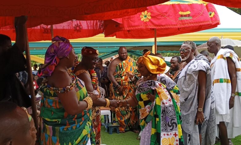Oyiakekyere Nana Ansah Kwao IV, Akwamu-Adumasahene exchanging pleasantry with Okuapehemaa